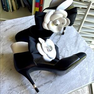 EUC CHANEL 2023 Interlocking CC Logo D'Orsay Pumps black and white  37.5